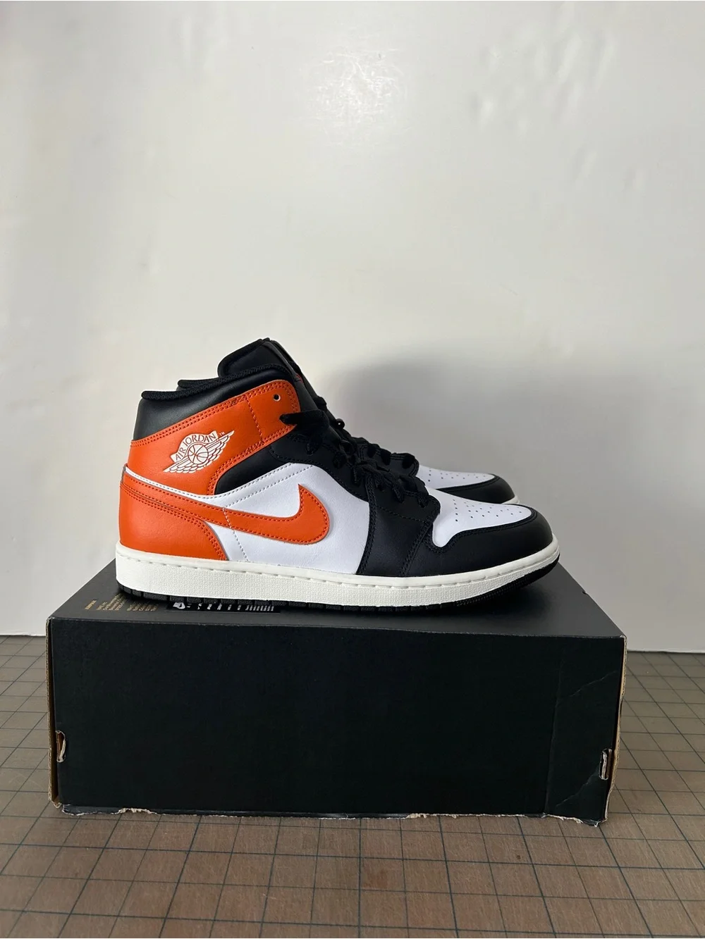 Jordan 1 Mid ‘Black Toe Starfish’